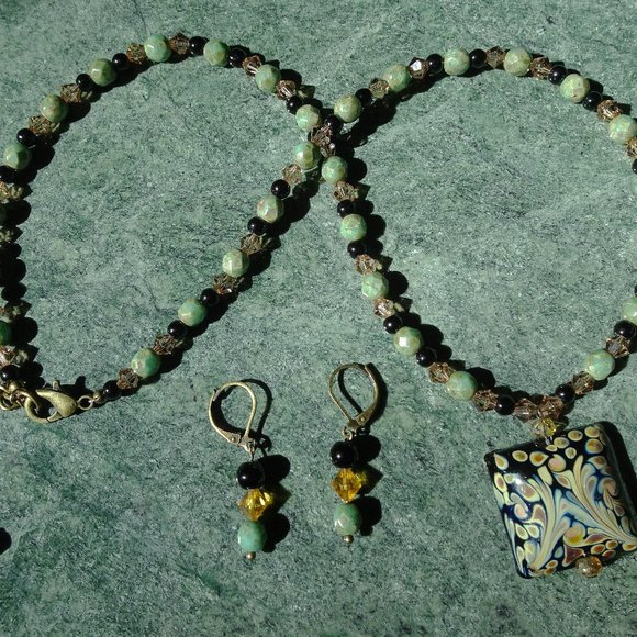 Handcrafted artisanal earring & necklace set with black square focal bead - Picture 4 of 6